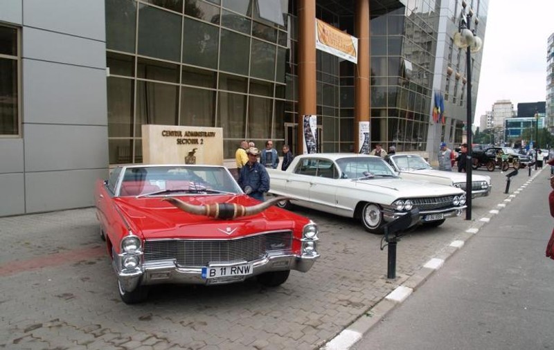 Maşinile de epocă fac paradă prin Capitală