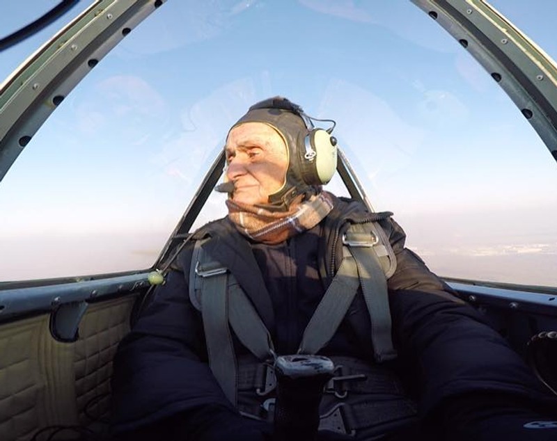 FOTO| Un pilot din Al Doilea Război Mondial a zburat de Centenar, deși are 99 de ani