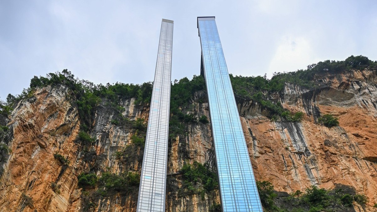 Un lift exterior înalt de aproape 300 de metri a fost construit pe o stâncă în China pentru ca 20 de copii să ajungă la școală mai repede