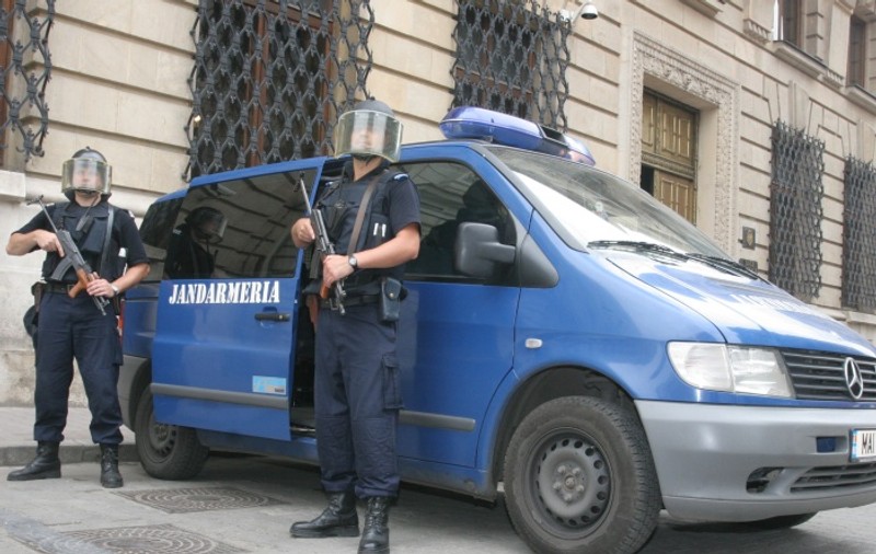 Patru jandarmi răniți într-un accident în Capitală. Șoferul care i-a lovit a trecut pe roșu