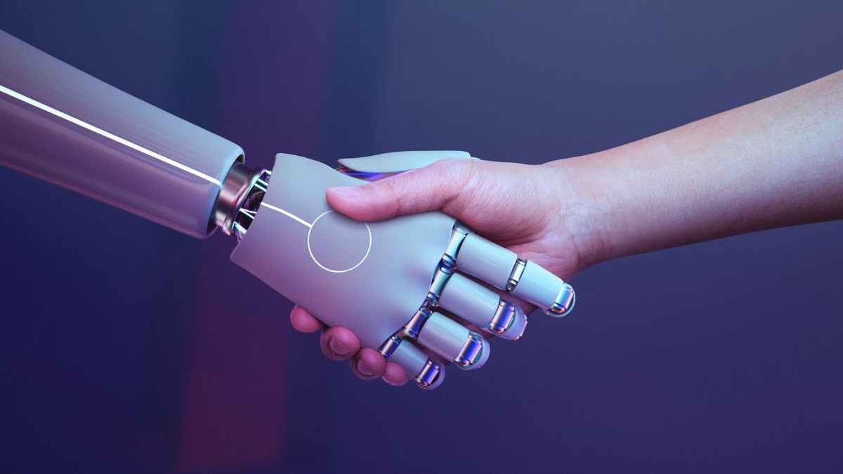 Robot dând mâna cu un om