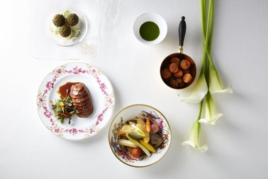 La restaurantul hotelului se servește mâncare franțuzească clasică, sub coordonarea renumitului chef Alain Ducasse. Foto: airelles.com