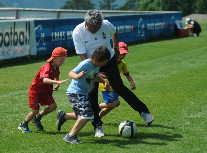 Mircea Lucescu a jucat fotbal cu copiii în cantonamentul pe care Şahtior îl face în Elveţia FOTO: shakhtar.com