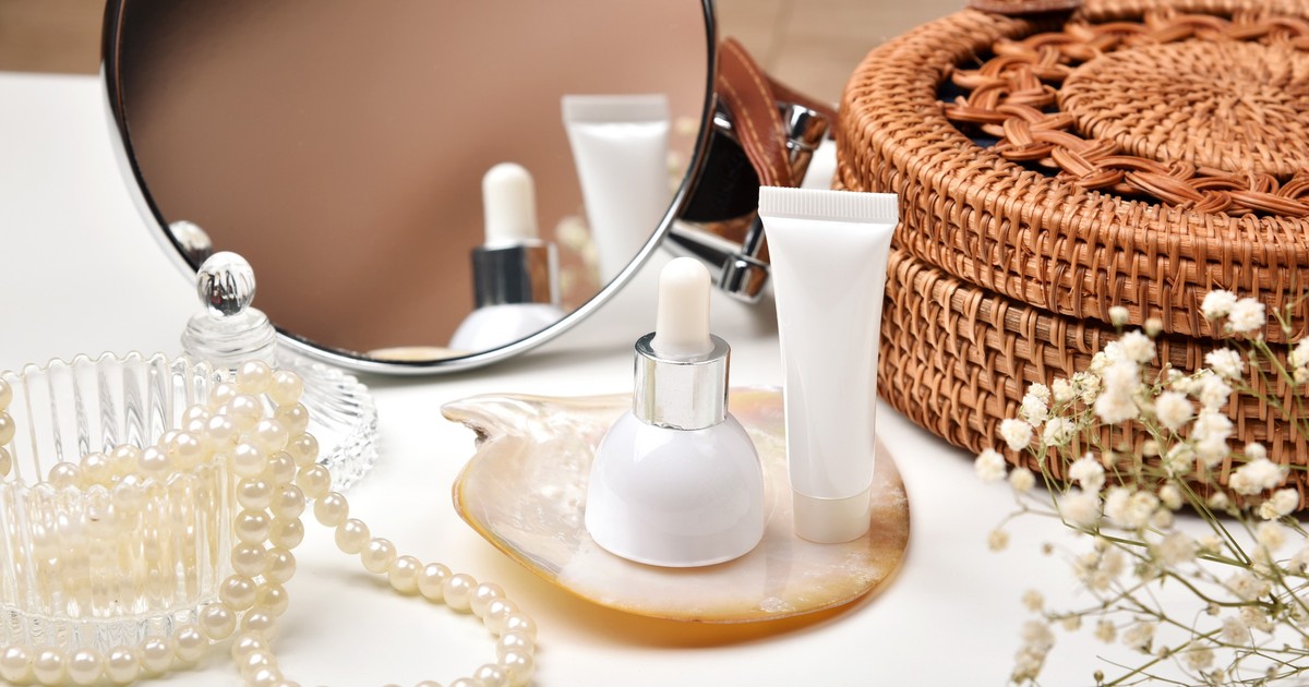 Cadouri de la Alopshop- pe o masa sunt asezate creme si bijuterii pentru femei