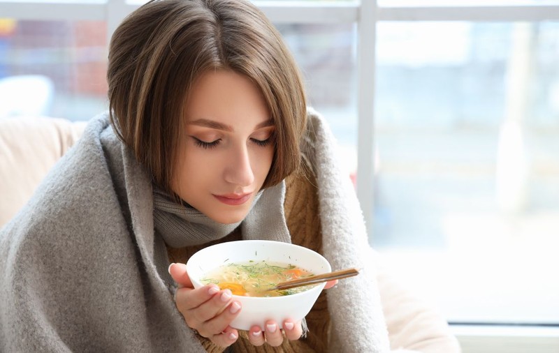Supa adorată de români, cu care bunicii ne făceau bine, a ajuns să fie cea mai periculoasă, din cauza antibioticelor și a hormonilor de creștere