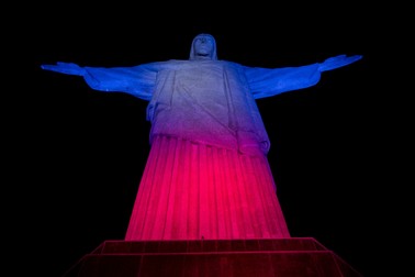 În Rio de Janeiro, Brazilia, statuia lui Hristos Mântuitorul a fost iluminată joi seară în culorile drapelului britanic. Foto: Profimedia