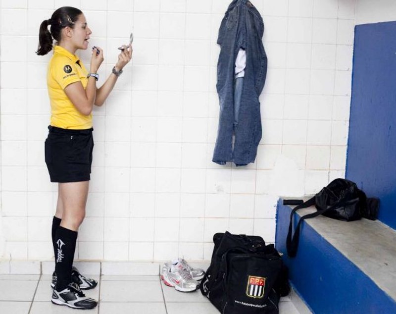 O asistentă din Brazilia şi-a vărsat nervii pe un fotbalist / FOTO&VIDEO