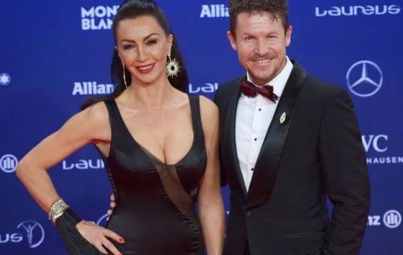 Cum îi servește cafeaua Mihaela Rădulescu lui Felix Baumgartner. Austriacul a dat-o de gol
