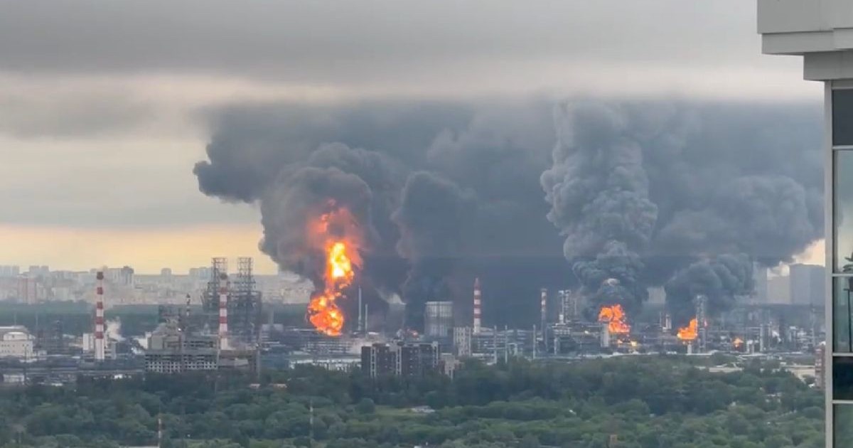 Moscova a fost învăluită astăzi într-un fum negru apocaliptic, după cel mai mare atac al Ucrainei din timpul războiului asupra capitalei ruse, care a vizat principala rafinărie de petrol a orașului, la Kapotnia.