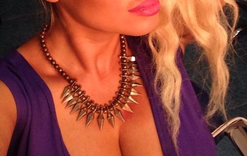 E gravidă? O blondă din showbiz se grăbeşte să facă nunta pentru că a rămas însărcinată 