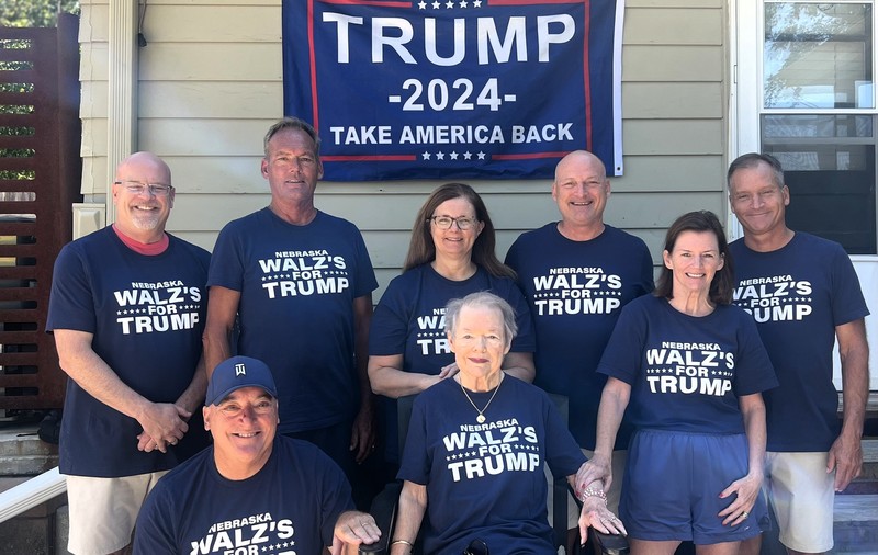 Stupoare în SUA, după ce rude ale vicepreședintelui nominalizat de Kamala Harris au pozat îmbrăcați în tricouri pro-Trump