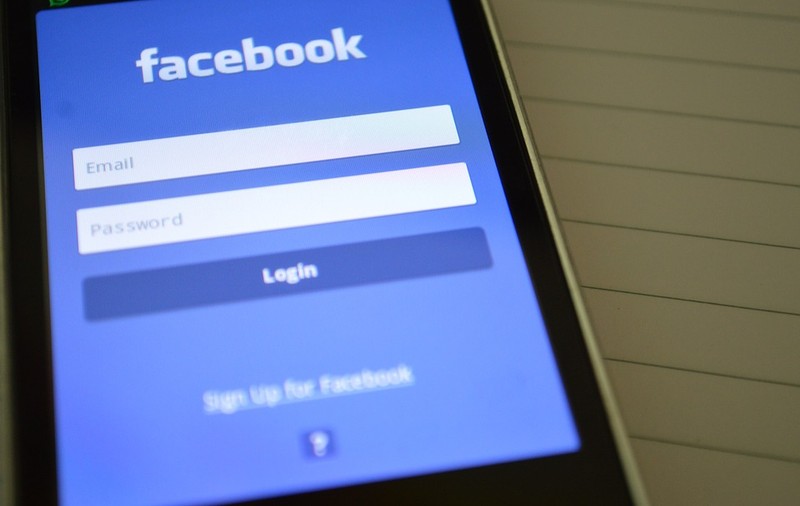 Părinții care pun poze cu copiii lor pe Facebook riscă amenzi sau chiar închisoarea