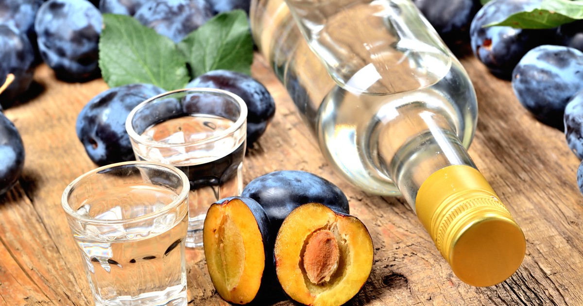 Rețetă de țuică de prune, cea mai populară băutură românească