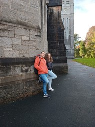 Tudorel Catrinoiu și fiica sa, în octombrie, când a fost vizitat de familie în Irlanda, la Maynooth, una dintre cele mai vechi universități din lume