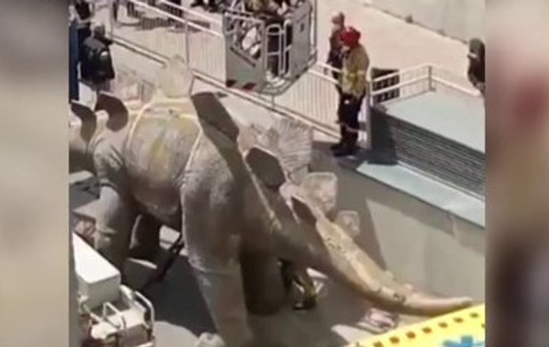 Un bărbat dat dispărut în Spania, găsit mort în statuia unui dinozaur. Cum a ajuns acolo