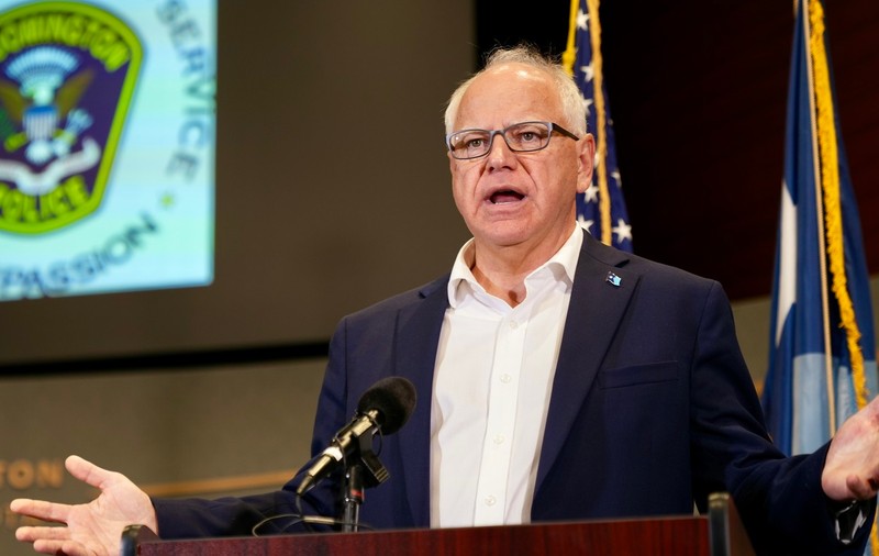 Tim Walz, atac dur la adresa lui Trump: Un om retrograd care sădeşte haos şi dezbinare