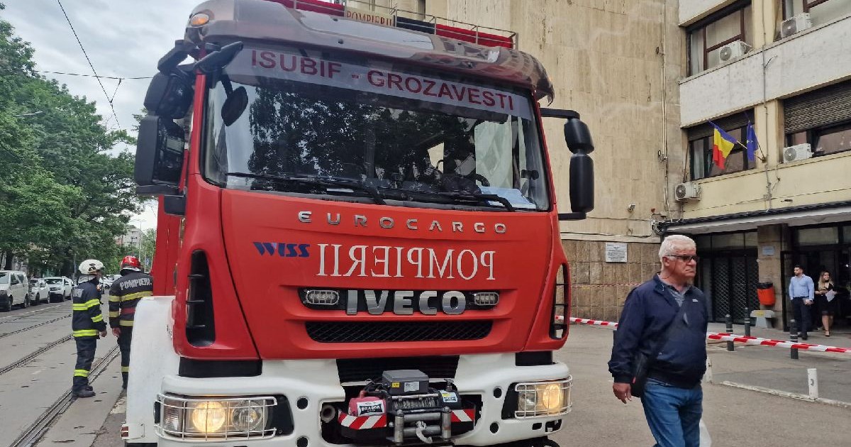 O mașină de Pompieri lângă o clădire, în București