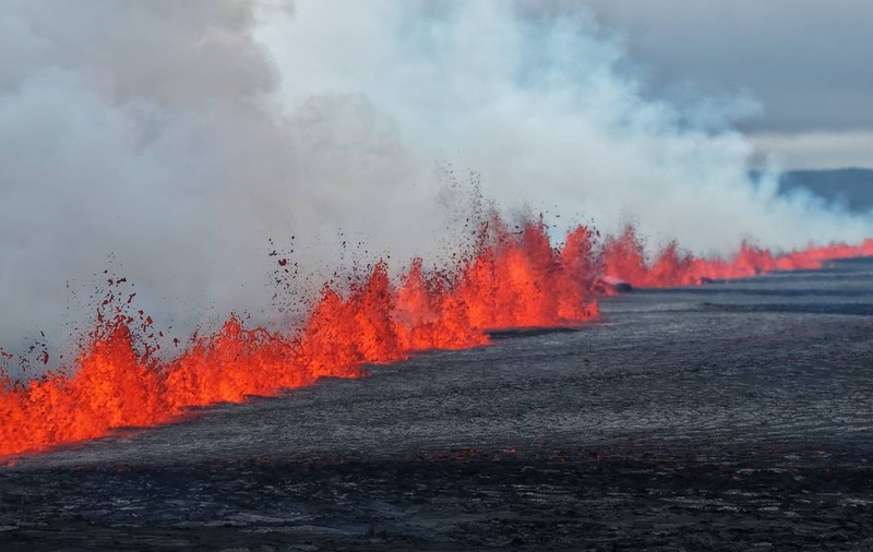 Imagini fabuloase cu lava care erupe dintr-o fisură gigantică din Islanda în urma unui roi de cutremure | VIDEO