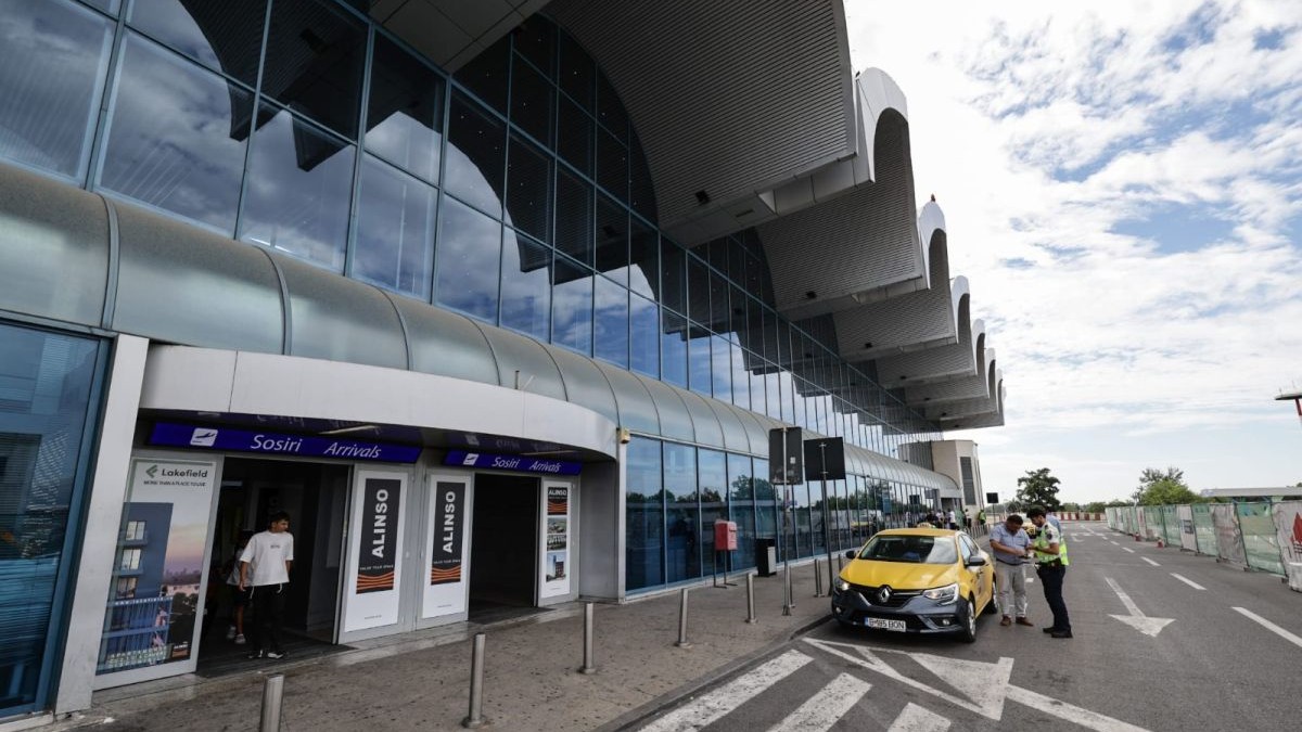 Parcarea supraetajată din fața Terminalului Sosiri al Aeroportului Internațional „Henri Coandă” – Otopeni s-a închis miercuri, 19 august 2026, pentru o perioadă de aproximativ șase luni