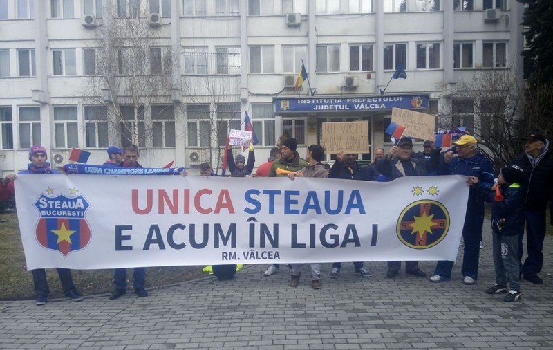 Revoluția roș-albastră s-a transformat într-un adevărat fiasco. Cei mai mulți s-au strâns la Oradea: 20 de suporteri | GALERIE FOTO & VIDEO