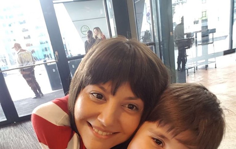 Apel umanitar pentru o polițistă bolnavă de cancer! Femeia are un băiețel de 4 ani
