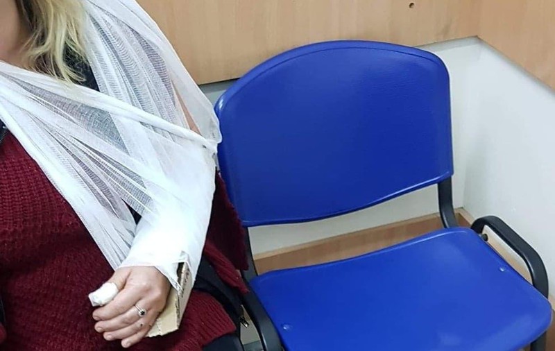 Medicii din Cluj i-au fixat unei femei mâna ruptă cu o bucată de carton! Femeia a așteptat șase ore la urgențe, având dureri groaznice