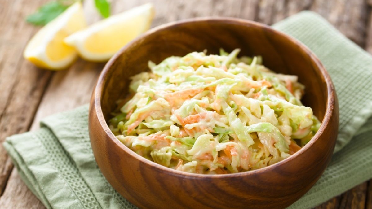 Bol cu salată coleslaw