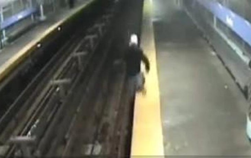 TELEFONUL MOBIL POATE UCIDE! DOVADA, AICI, în SECUNDA în care ARUNCĂ un om PE ŞINELE METROULUI | VIDEO ŞOCANT