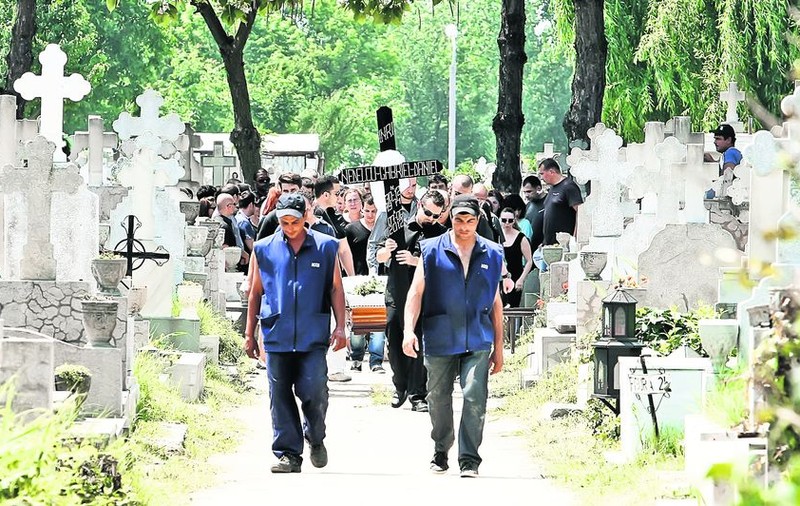 Dan Nedelcu, saxofonistul trupei Divertis, a fost condus pe ultimul drum de zeci de actori şi cântăreţi