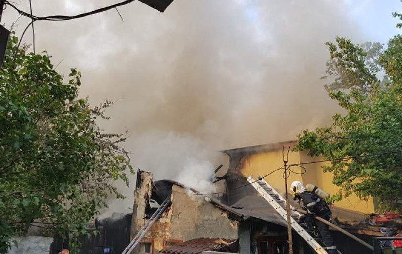 Incendiu puternic la o casă din Bucureşti. O persoană a fost scoasă în flăcări