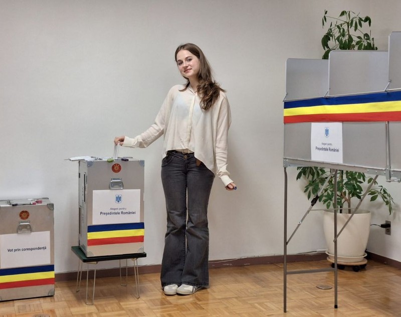 Imagini cu românii care au votat în diaspora la alegerile prezidențiale. Cel mai vârstnic alegător are 100 de ani