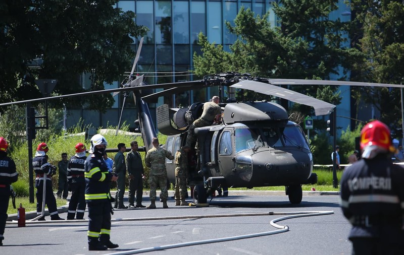 „Am sărit de la volan și am oprit circulația”. Intervenția polițiștilor în intersecția unde a aterizat elicopterul militar