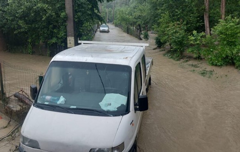 Localități din Argeș și Dolj, lovite de inundații. Două femei au rămas blocate într-o mașină din cauza apelor