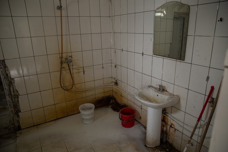 Toaleta de 50.000 de lei a şcolii din Patru Fraţi e lăsată în paragină