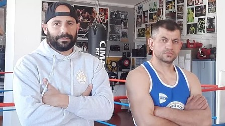 Antrenorul Marcello Loi (stânga) și Sorin Claudiu Lăcătușu. | Foto La Nuova Sardegna