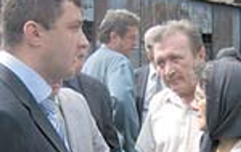 Rudele minerilor il acuza pe director ca ii chema la munca la vila sa
