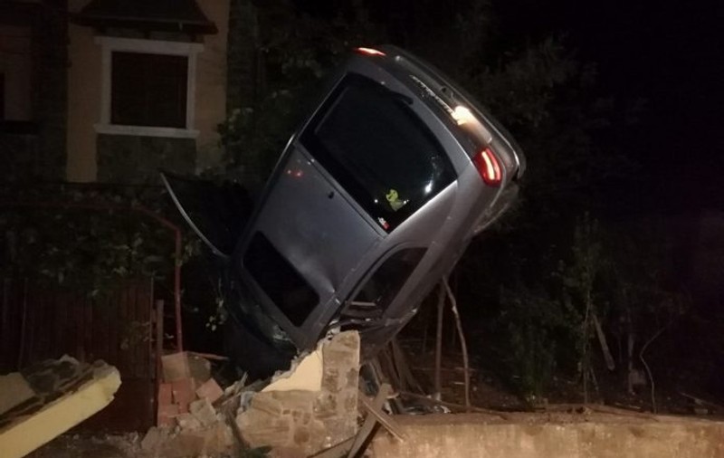 O mașină a rămas suspendată într-un gard, în Olt, după un accident de circulație |VIDEO