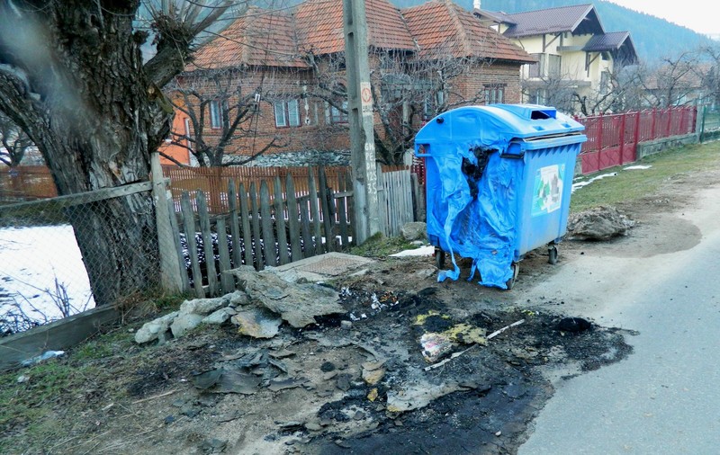 Un grup de romi trimis în izolare a băgat spaima în autorități, în Argeș