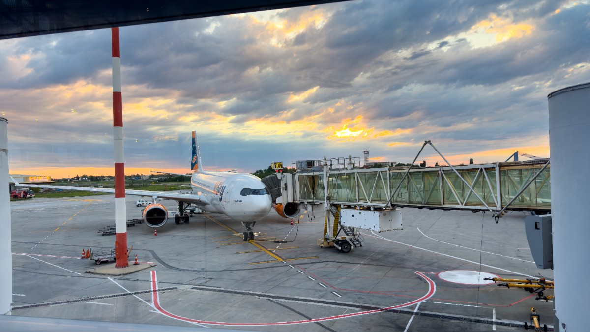 Un avion contectat la burduf în Aeroportul Otopeni, în timp ce se așteaptă ca pasagerii să se urce