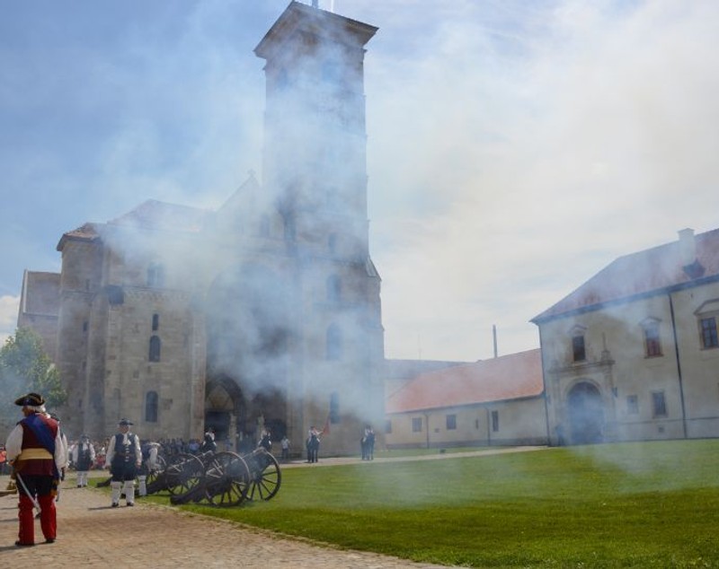 Fum în Cetatea din Alba Iulia. Pulberea salvelor de tun a incendiat vegetația de pe zidurile cetății