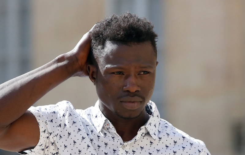 GALERIE FOTO | Povestea lui Mamoudou Gassama, eroul care a salvat un copil la Paris. Anunțul făcut de Emmanuel Macron