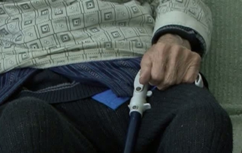 Bătrân în scaun rulant, bătut de un îngrijitor în județul Vâlcea. S-a deschis anchetă în acest caz