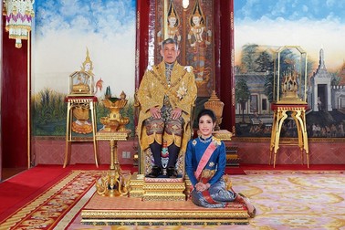 Maha Vajiralongkorn și consoarta regală, Sineenat Wongvajirapakdi