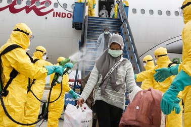 Pasagerii, stropiți cu soluție antiseptică la coborârea din avion