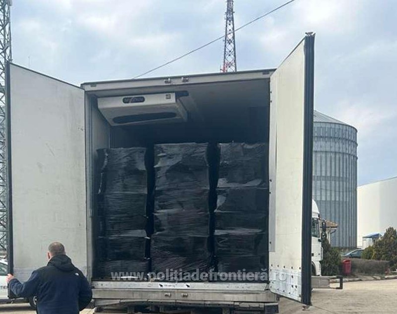 Ţigări de contrabandă de 1,5 milioane de euro, găsite în Vama Bechet, ascunse într-un camion care transporta produse de igienă
