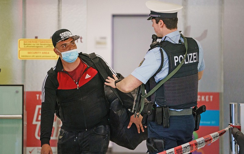 Ce se întâmplă cu muncitorii români ajunși în Germania: sunt monitorizați prin GPS și  “nu ești plătit la oră, ești la kil”