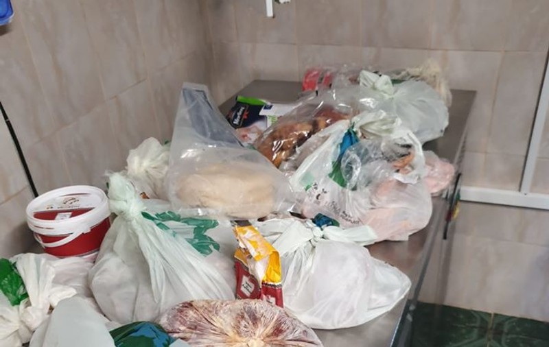 Mizerie și mâncare stricată pentru persoanele carantinate în Vâlcea. ANPC: amenzi de peste 77.000 de lei