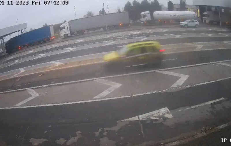 VIDEO. Momentul în care mașina în care se afla Cătălin Cherecheș iese din România prin Vama Petea. S-a folosit de buletinul unei rude