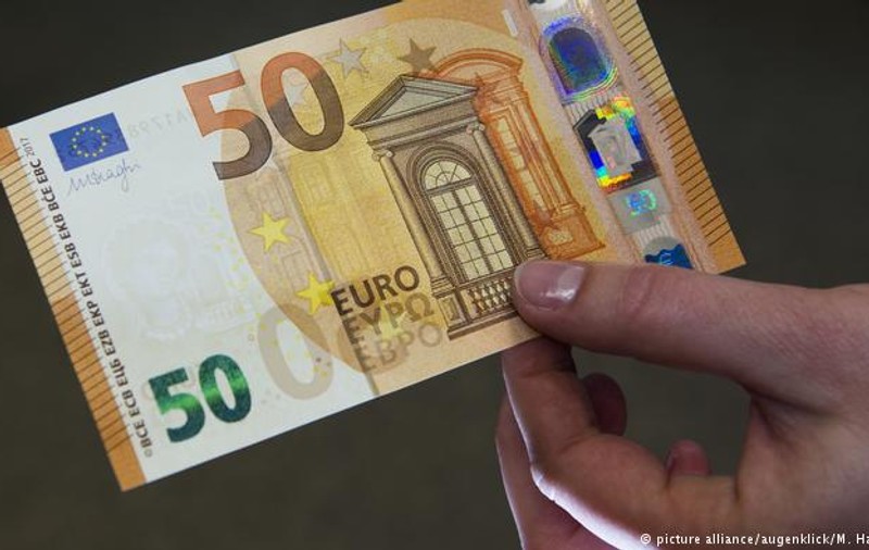 Elevii ar putea să primească 50 de euro de la stat, pentru a-şi cumpăra cărţi