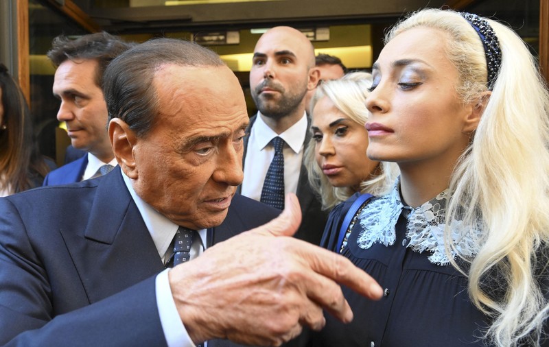 Fostul premier italian Silvio Berlusconi, un apropiat al lui Vladimir Putin, și soția sa caută o vilă dotată cu buncăr antiatomic